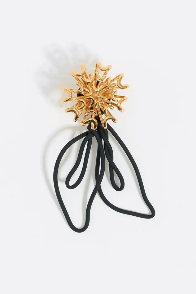 Gold Chrysanthemum Ring With Black Leaves Black Women Bimba Y Lola Jewelry