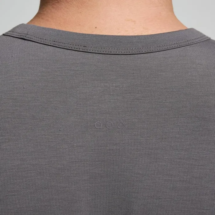 Men Triumph Short Sleeve Carbon Saucony Tops